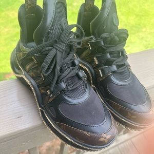 LV Stylish Sneakers size 9